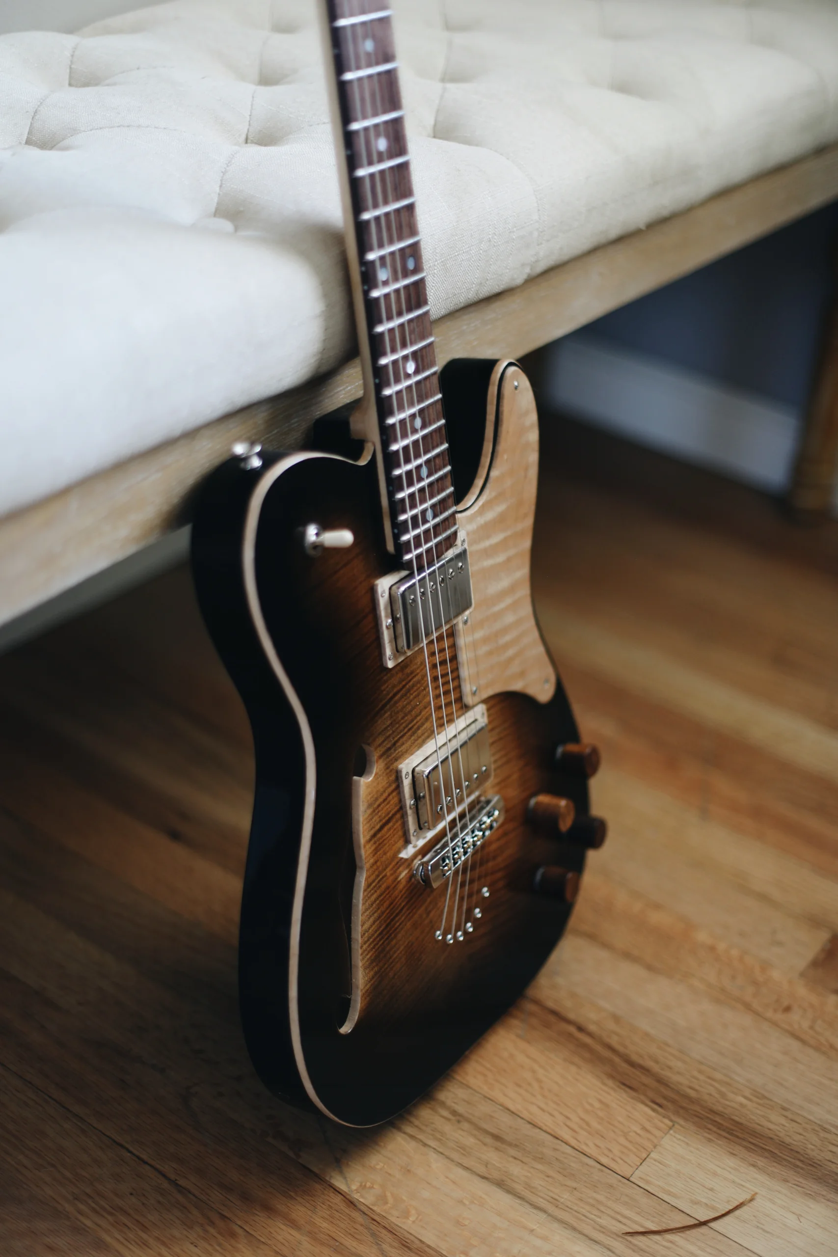 Clarus AS | Tobacco Burst — detail